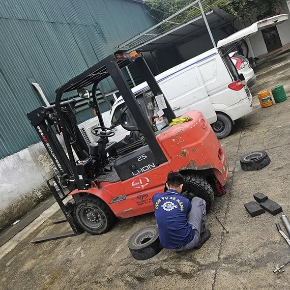 Dịch Vụ Thay Lốp Xe Nâng Lưu Động Tại Hà Nội: Nhanh Chóng, Tận Nơi 24/7
